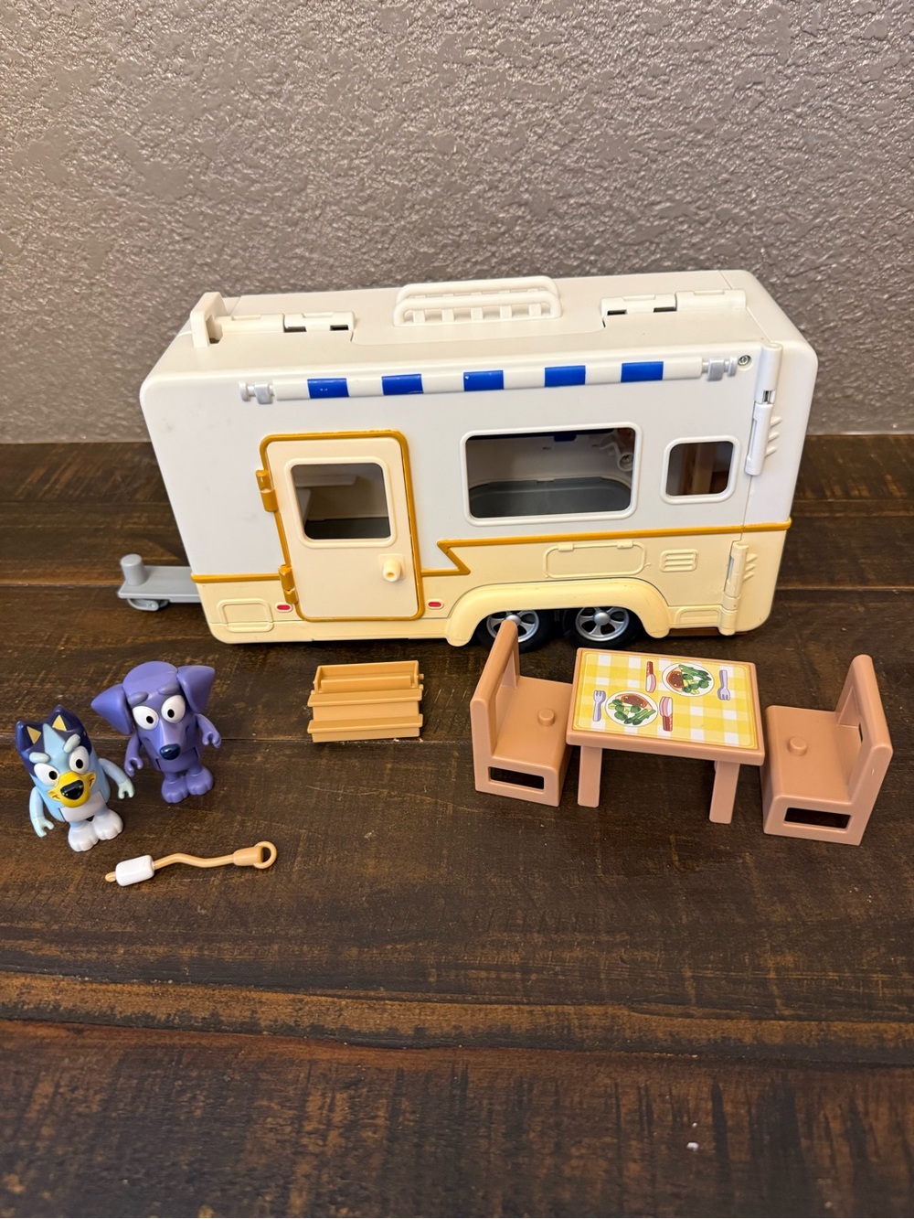 Bluey Caravan Camper RV play set With Figures and accessories